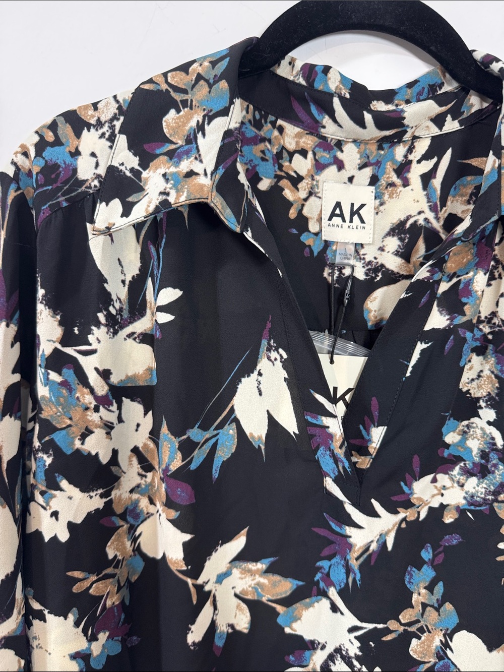 Anne Klein Black Multi Floral V-Neck Buttoned Sleeve Blouse - Size Large - Picture 3 of 13